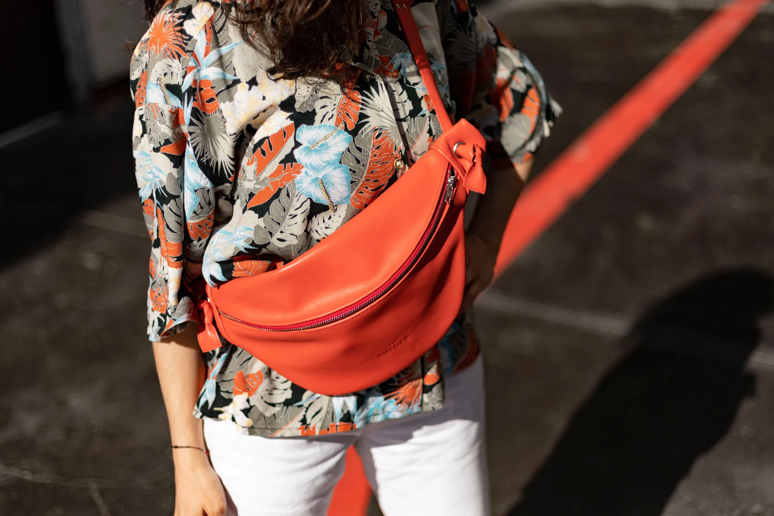 XL banana bag, chest bag, Poppy-coloured cowhide leather - Image 5